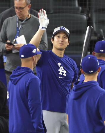 　打撃練習の合間に談笑するドジャース・大谷（共同）