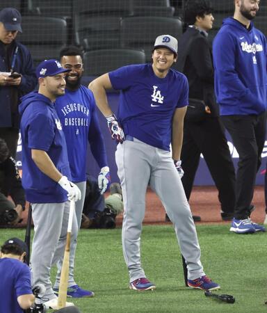 　打撃練習の合間に談笑するドジャース・大谷（共同）