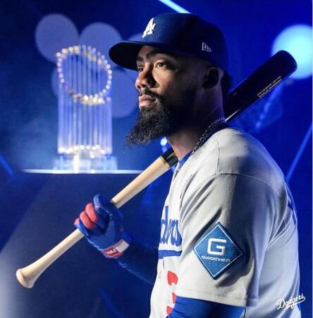 ワールドシリーズトロフィーとともにポーズをとるテオスカー・ヘルナンデス（ロサンゼルス・ドジャース提供）