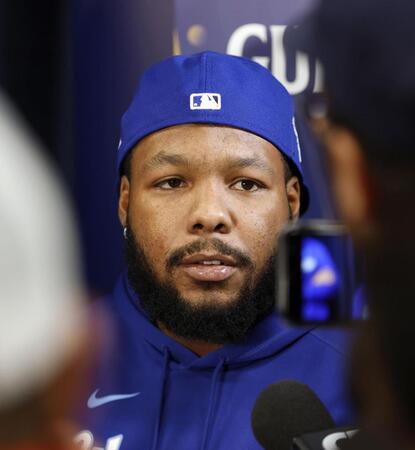 　報道陣の取材に応じるブルージェイズのゲレロ（共同）