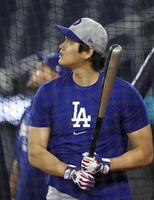 　打撃練習で打球の行方を目で追うドジャース・大谷（共同）