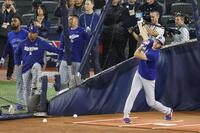　打撃練習するドジャース・大谷（共同）