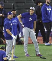 　打撃練習の合間に談笑するドジャース・大谷（共同）