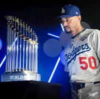 ワールドシリーズトロフィーを見つめるベッツ（ロサンゼルス・ドジャース提供）