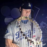 　ワールドシリーズトロフィーを見つめる大谷翔平（ロサンゼルス・ドジャース提供）