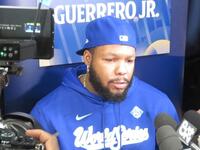 　報道陣の質問に答えるゲレロ（撮影・小林信行）