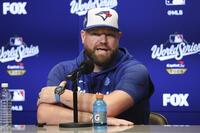 　報道陣の取材に応じるブルージェイズのシュナイダー監督（共同）