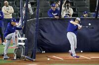 　打撃練習するドジャース・大谷。左はロバーツ監督（共同）