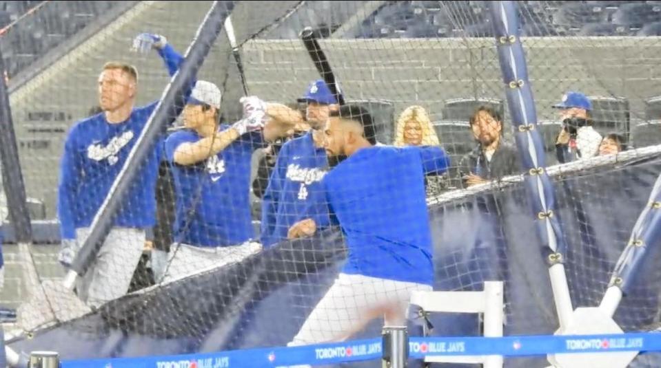 　大谷翔平のバットを借りてフリー打撃を行うテオスカー・ヘルナンデス（撮影・小林信行）
