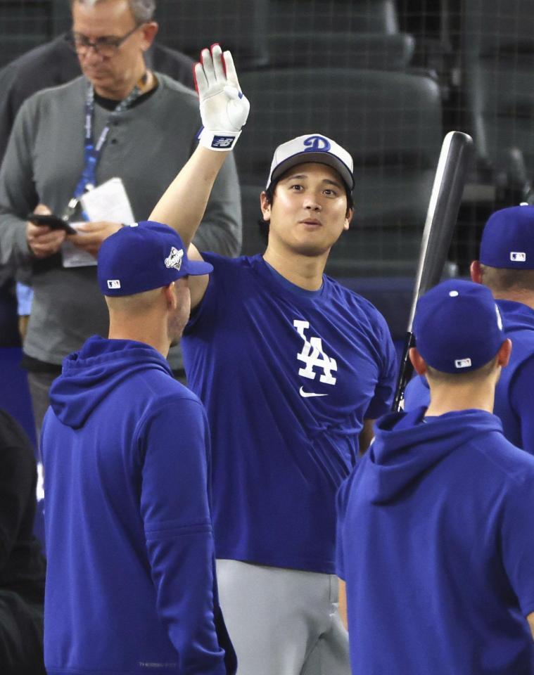 　打撃練習の合間に談笑するドジャース・大谷（共同）