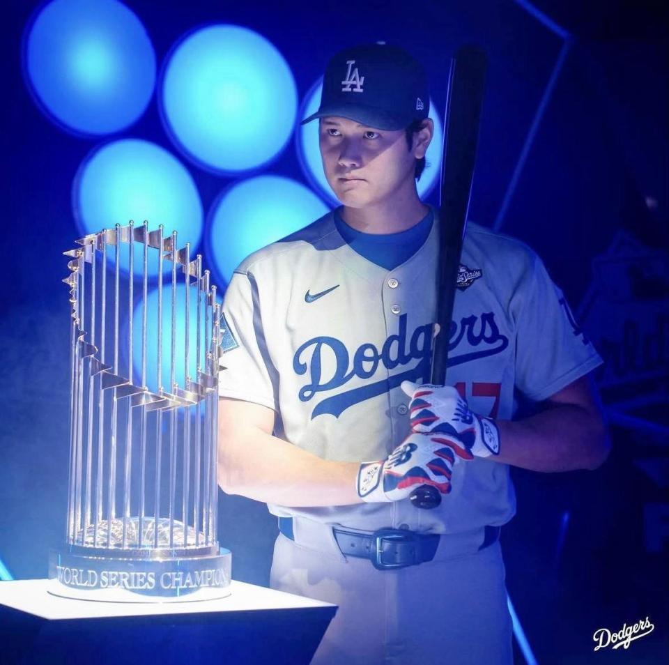 　ワールドシリーズトロフィーとともにポーズをとる大谷翔平（ロサンゼルス・ドジャース提供）