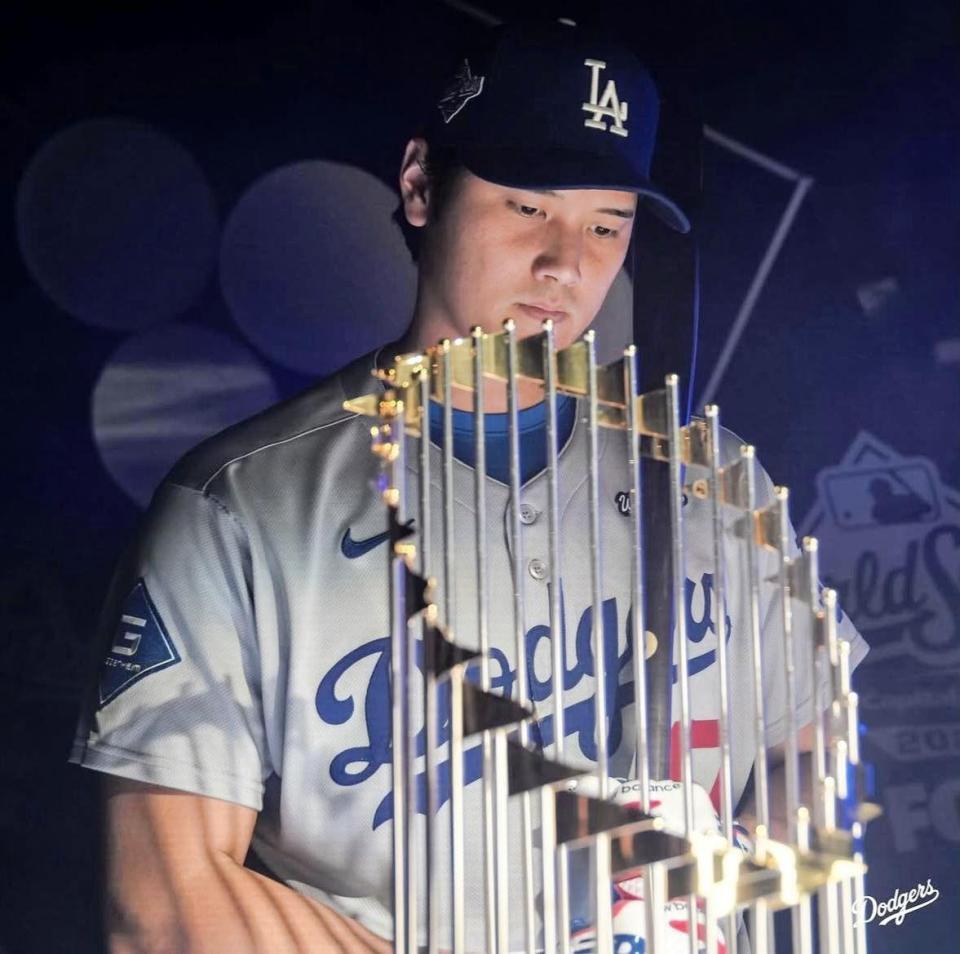 　ワールドシリーズトロフィーを見つめる大谷翔平（ロサンゼルス・ドジャース提供）