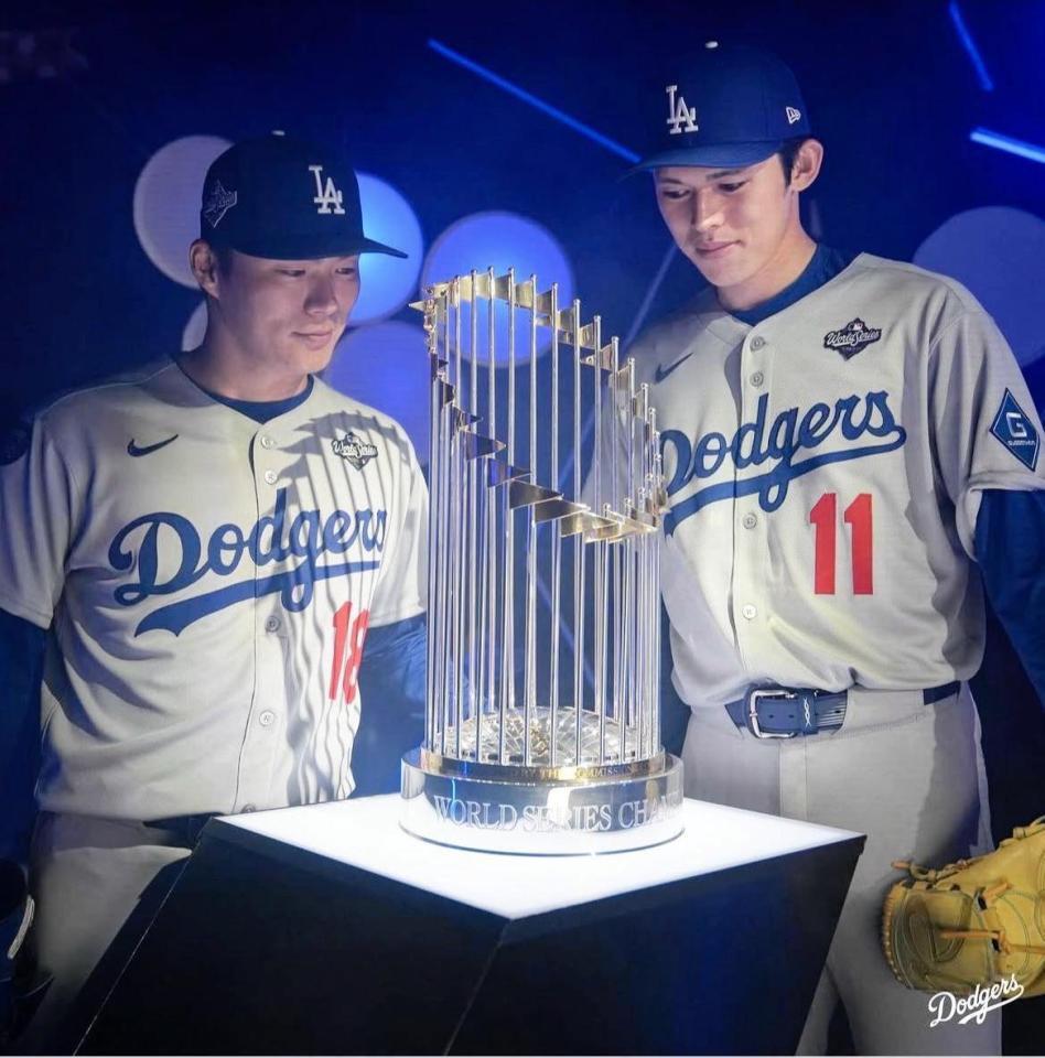 　ワールドシリーズトロフィーを見つめる山本由伸（左）と佐々木朗希（ロサンゼルス・ドジャース提供）