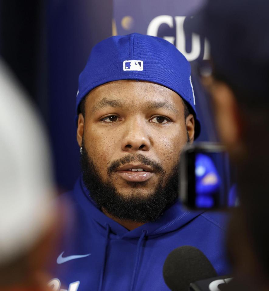 　報道陣の取材に応じるブルージェイズのゲレロ（共同）