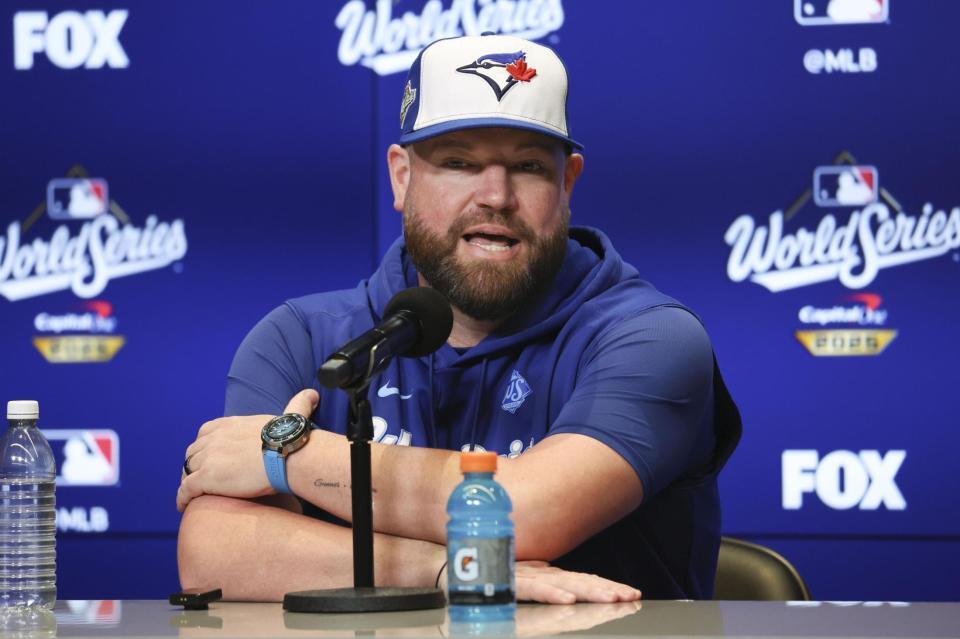 　報道陣の取材に応じるブルージェイズのシュナイダー監督（共同）