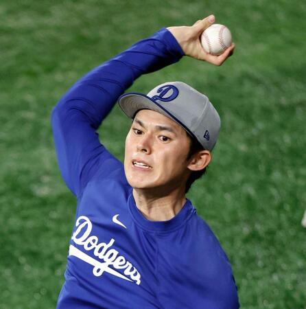 　キャッチボールするドジャース・佐々木（共同）