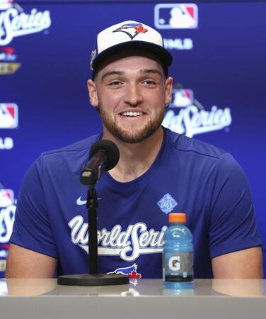 　報道陣の取材に応じるブルージェイズのイエサベージ（共同）