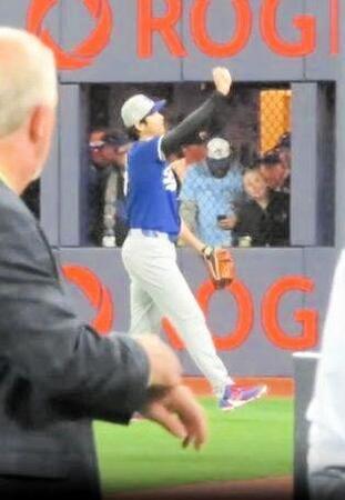 【写真】試合前にまさかの大盤振る舞い 大谷の神対応に敵地ファンも大歓喜!