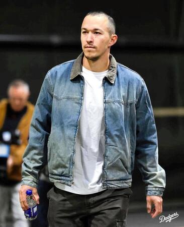 　球場入りするエドマン（ロサンゼルス・ドジャース提供）