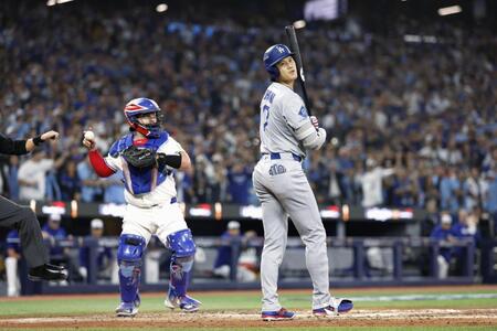 　ブルージェイズ戦の５回、見逃し三振に倒れたドジャース・大谷（共同）