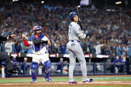　ブルージェイズ戦の５回、見逃し三振に倒れたドジャース・大谷＝トロント（共同）