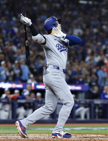 　ブルージェイズ戦の７回、２ランを放つドジャース・大谷（共同）