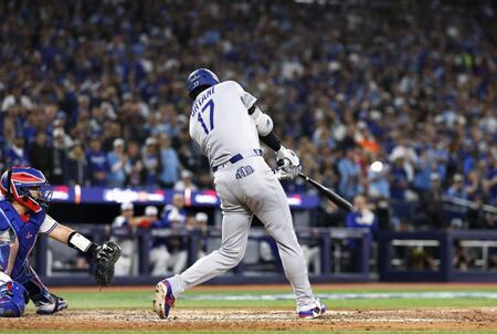 　ブルージェイズ戦の７回、２ランを放つドジャース・大谷（共同）