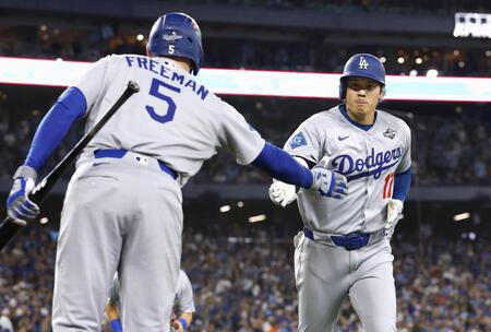 　ブルージェイズ戦の７回、２ランを放ちフリーマン（左）とタッチを交わすドジャース・大谷（共同）
