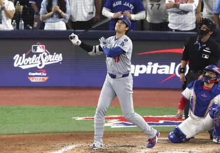 　ブルージェイズ戦の７回、２ランを放つドジャース・大谷（共同）