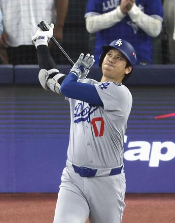 　ブルージェイズ戦の７回、２ランを放つドジャース・大谷（共同）