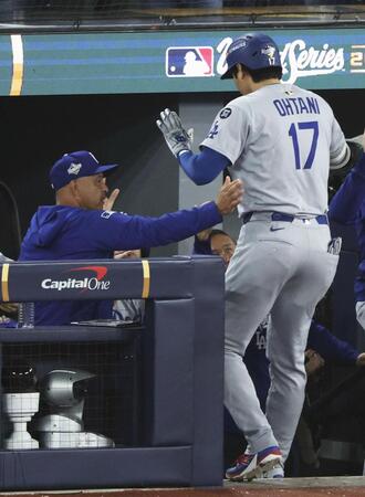 　ブルージェイズ戦の７回、２ランを放った大谷（右）を迎えるドジャースのロバーツ監督（共同）