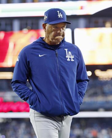 　ブルージェイズ戦の６回、投手交代を告げベンチに戻るドジャースのロバーツ監督（共同）