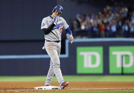 　ブルージェイズに敗れベンチに引き揚げるドジャース・大谷（共同）
