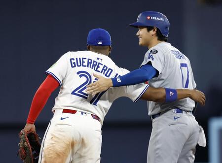 　ブルージェイズ戦の９回、四球で出塁し一塁手ゲレロと言葉を交わすドジャース・大谷（共同）