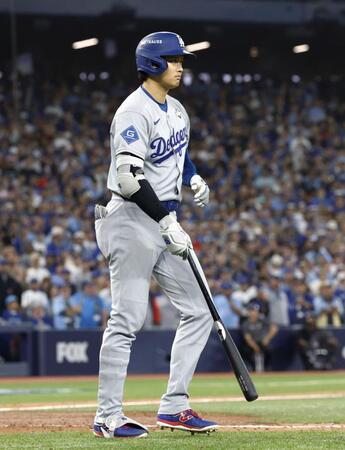 　ブルージェイズ戦の９回、四球を選び出塁するドジャース・大谷（共同）