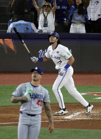 　ドジャース戦の６回、代打満塁本塁打を放ったブルージェイズのバーガー。投手バンダ（共同）