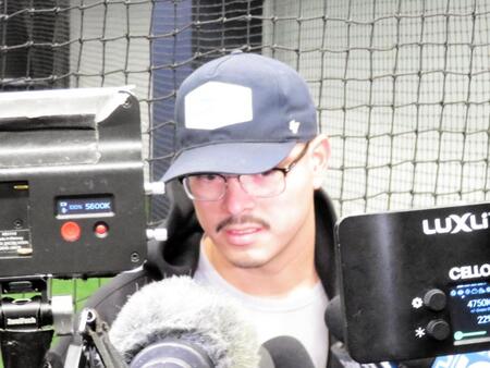 　敗戦後に自身の投球を振り返るバンダ（撮影・小林信行）