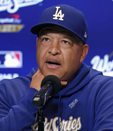 　記者会見で質問に答えるロバーツ監督（共同）