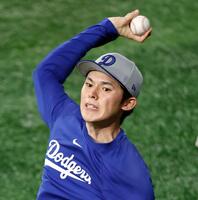 　キャッチボールするドジャース・佐々木（共同）