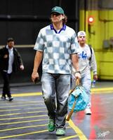 　球場入りするキケ・ヘルナンデス（ロサンゼルス・ドジャース提供）