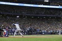 　開幕した米大リーグ・ワールドシリーズ。ブルージェイズ戦の１回、打席に立つドジャースの大谷翔平（共同）