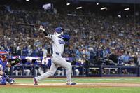 　ブルージェイズ戦の１回、空振り三振に倒れるドジャース・大谷（共同）