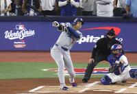 　ブルージェイズ戦の１回、空振り三振に倒れるドジャース・大谷（共同）