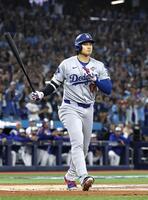 　ブルージェイズ戦の１回、空振り三振に倒れたドジャース・大谷（共同）