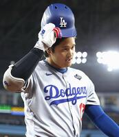 　ブルージェイズ戦の１回、空振り三振に倒れたドジャース・大谷（共同）