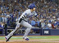 　ブルージェイズ戦の２回、満塁の好機で一ゴロに倒れるドジャース・大谷（共同）