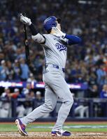 　ブルージェイズ戦の７回、２ランを放つドジャース・大谷（共同）