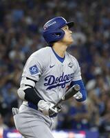 　米大リーグ・ブルージェイズとのワールドシリーズ第１戦の７回、２ランを放つドジャースの大谷翔平（共同）