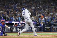 　ブルージェイズ戦の７回、２ランを放つドジャース・大谷（共同）