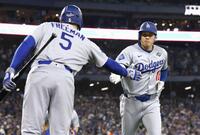 　ブルージェイズ戦の７回、２ランを放ちフリーマン（左）とタッチを交わすドジャース・大谷（共同）